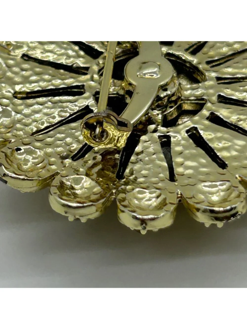 Vintage Gold-Tone Flower Brooch Light Brown Rhinestones Dome 3D Brush Texture